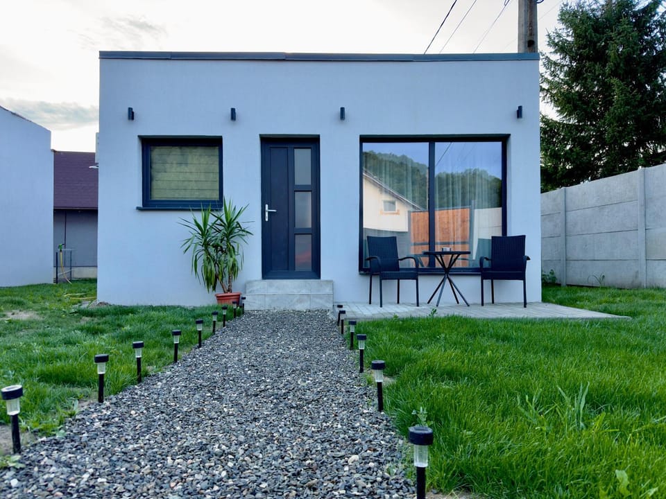 Property building, Patio, Spring, Day, Garden, Garden view