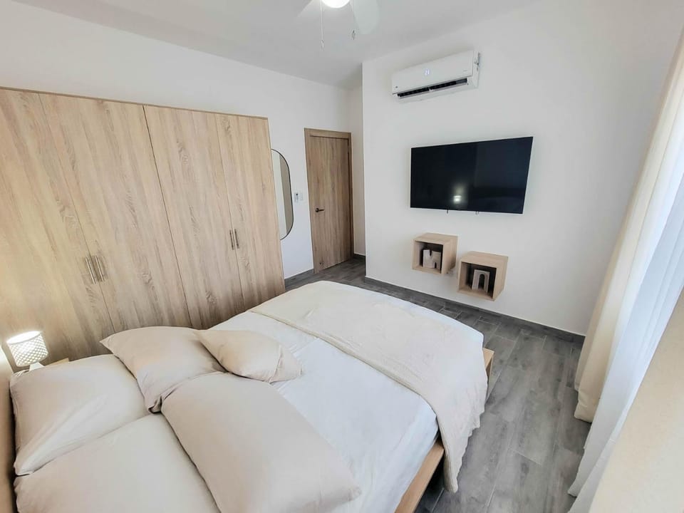 Bed, TV and multimedia, Photo of the whole room, Bedroom, air conditioner