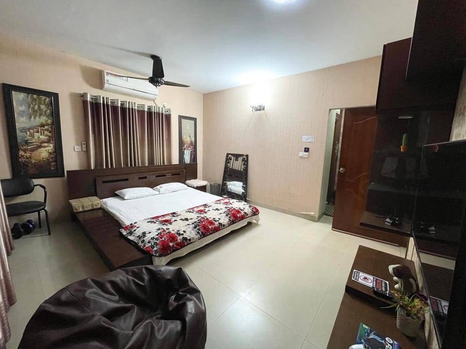 Bed, TV and multimedia, Photo of the whole room, Evening entertainment, Bedroom, air conditioner