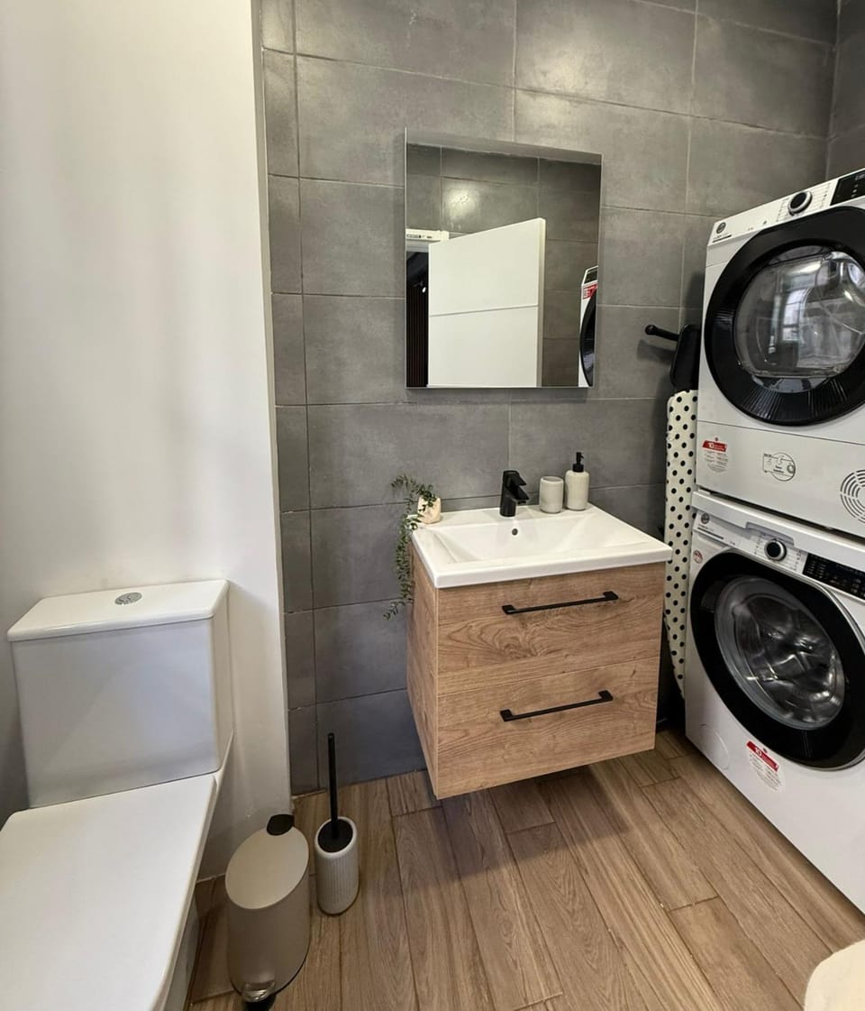 Toilet, Bathroom, towels, washing machine, dryer