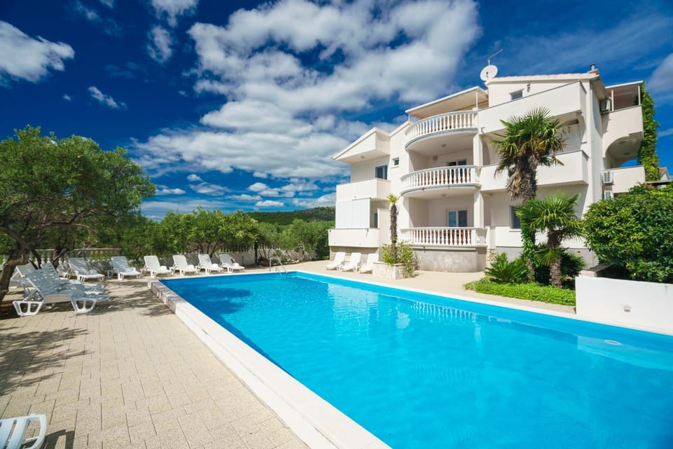 Day, Natural landscape, Swimming pool, sunbed