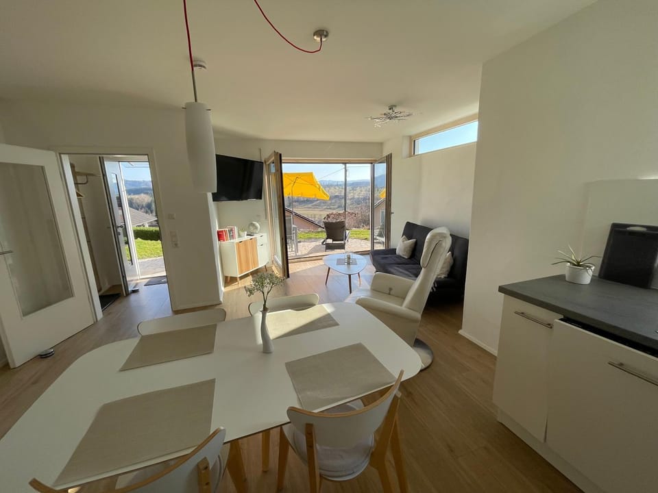 TV and multimedia, Living room, Seating area, Dining area, Evening entertainment, Mountain view