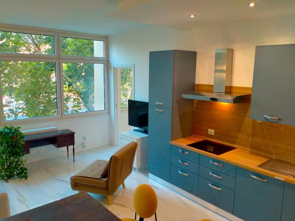 TV and multimedia, Kitchen or kitchenette, Seating area