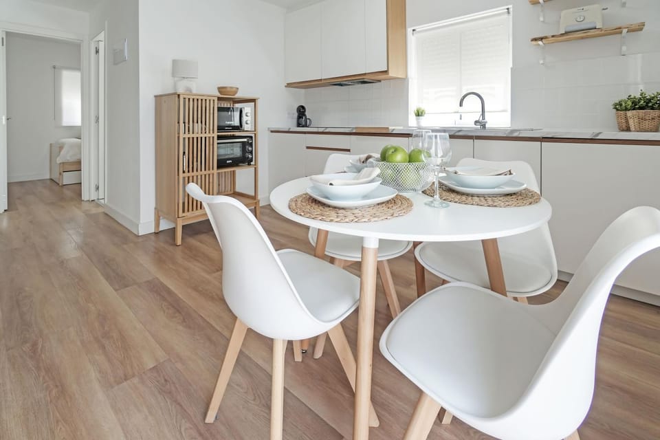 Coffee/tea facilities, Kitchen or kitchenette, Dining area, microwave, oven, stove, stove, washing machine, washing machine, kitchen, kitchen