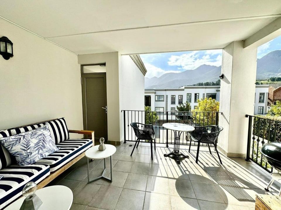 Property building, View (from property/room), Balcony/Terrace, Mountain view