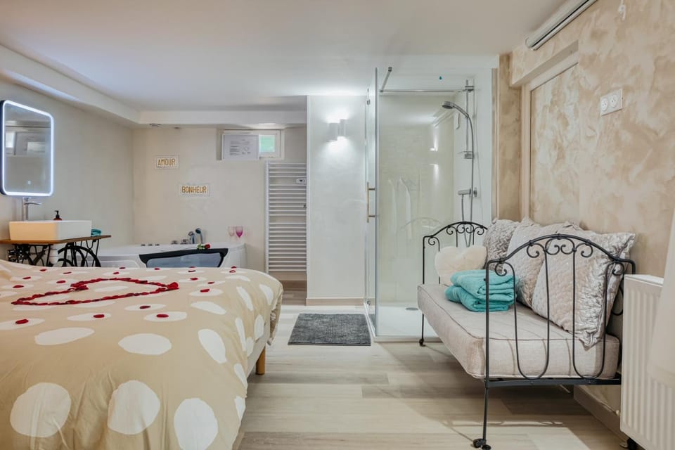 Shower, Hot Tub, Spa and wellness centre/facilities, Photo of the whole room, Bath