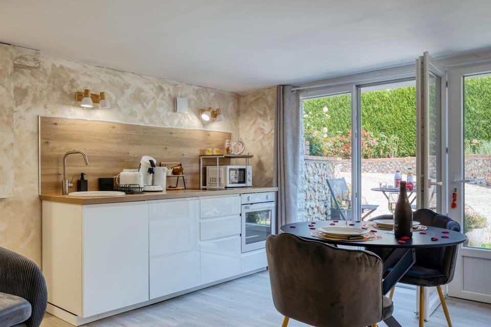 Dining area, Garden view, kitchen