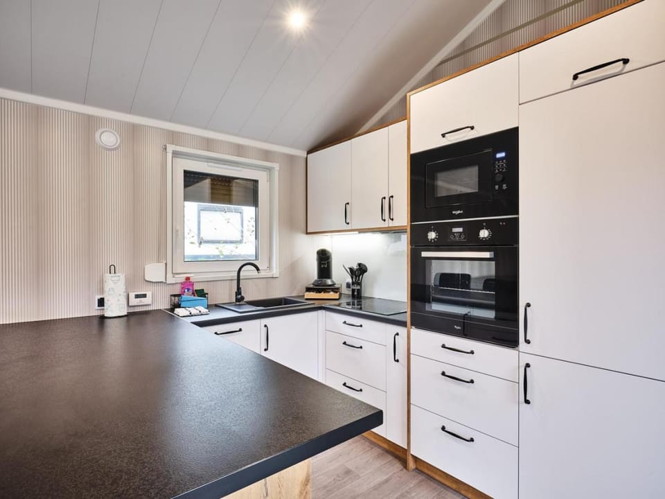 Kitchen or kitchenette, dishwasher, oven