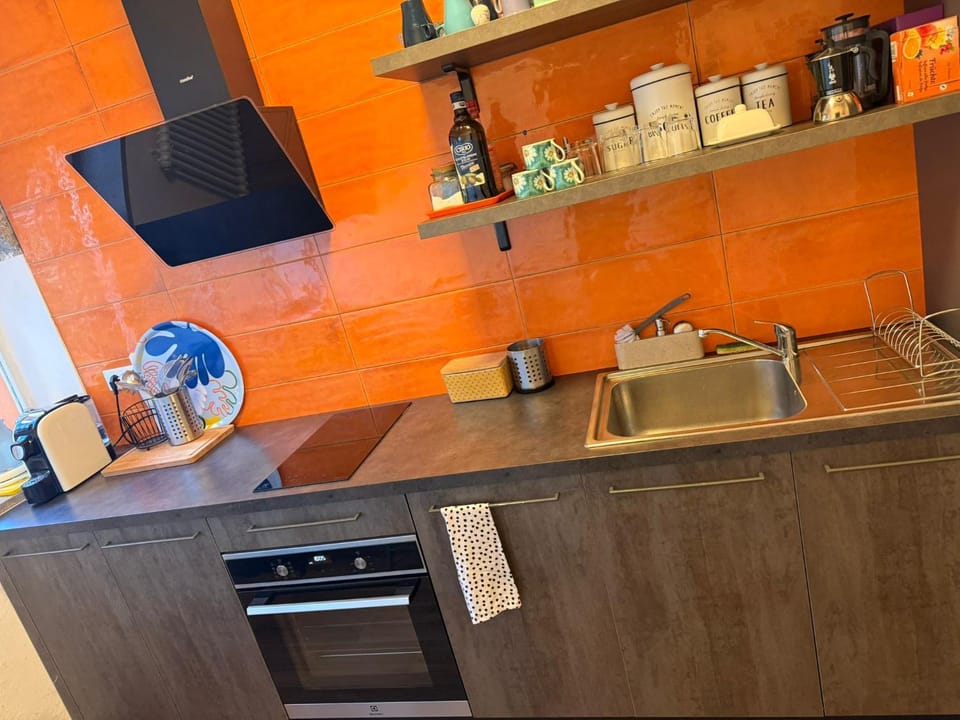 Kitchen or kitchenette, oven, kitchen