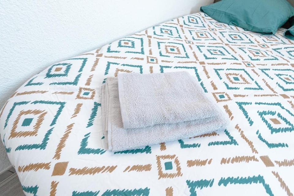 Bed, Bedroom, towels