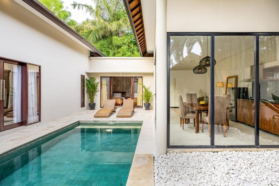 Property building, Day, View (from property/room), Balcony/Terrace, Dining area, Pool view, sunbed