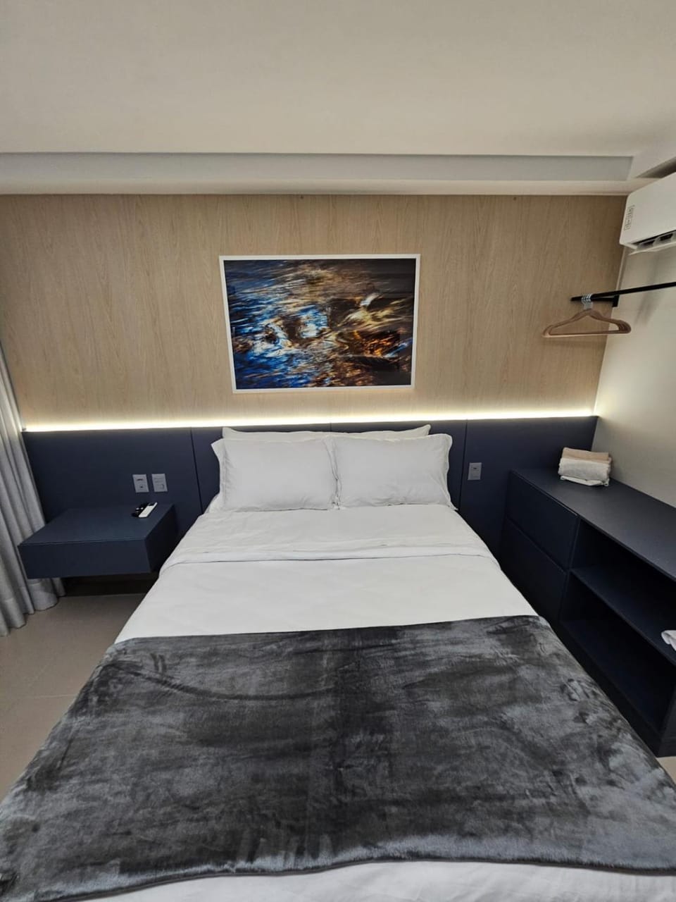 Photo of the whole room, Bedroom