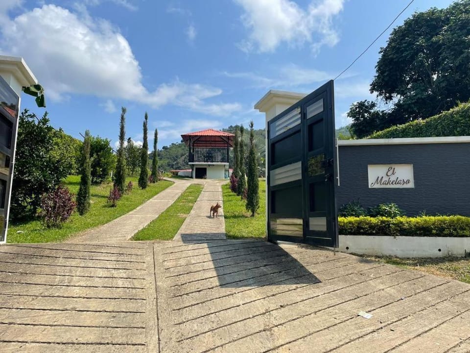 El Makelaso, Casa Campestre House in Cundinamarca, Colombia