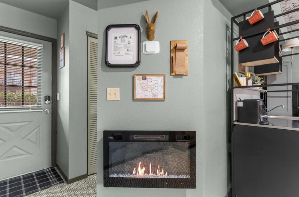 Facade/entrance, Coffee/tea facilities, Decorative detail, fireplace
