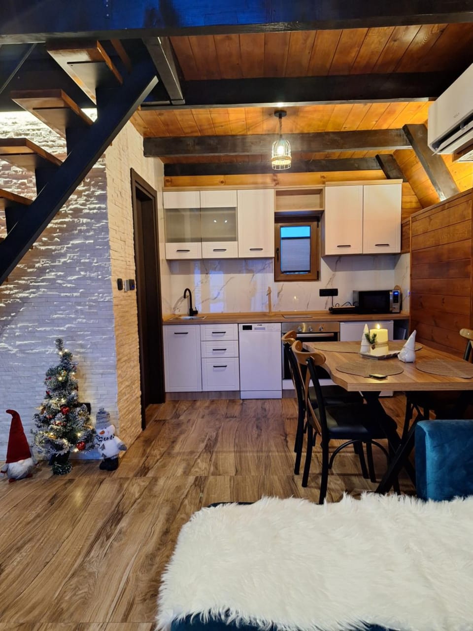 Kitchen or kitchenette, Dining area, oven, stove