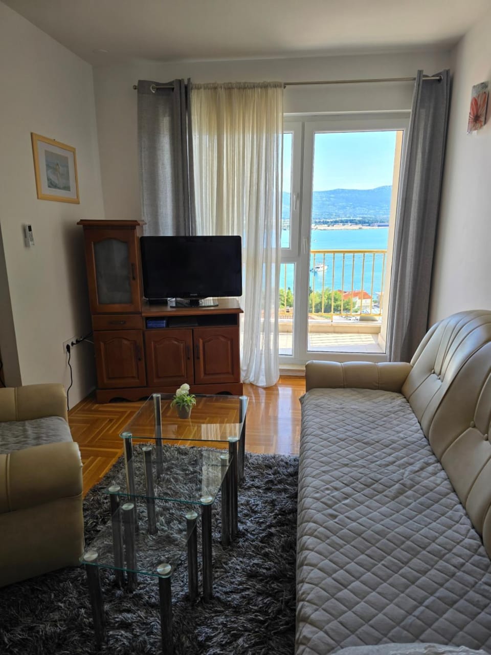 Communal lounge/ TV room, Living room, Sea view