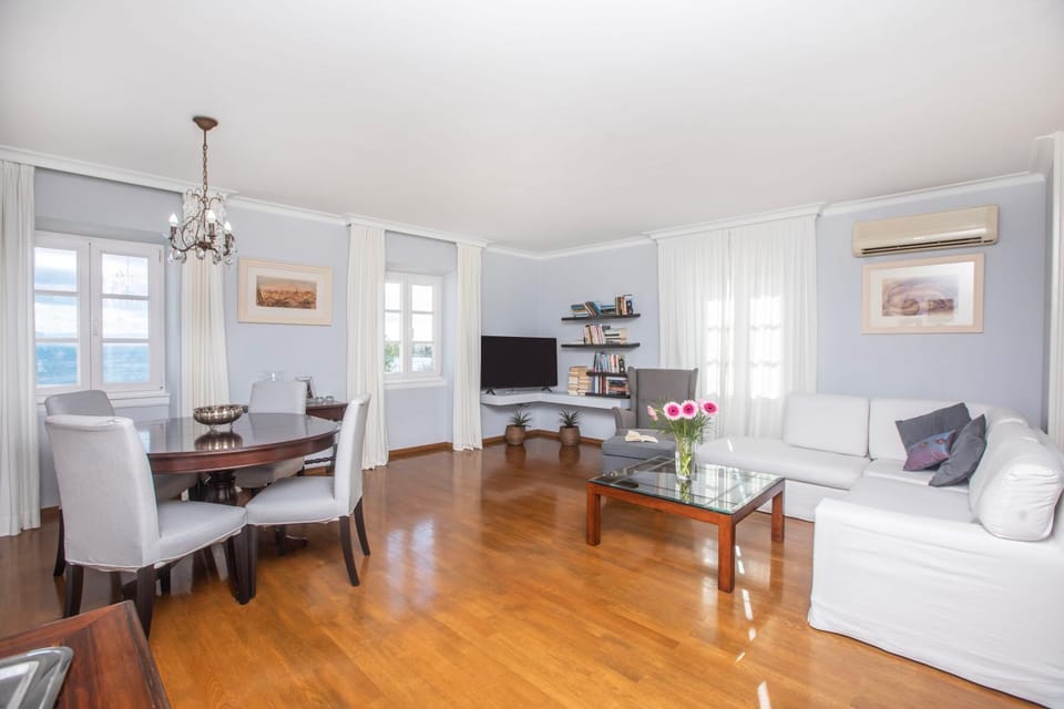 TV and multimedia, Living room, Seating area, Dining area, air conditioner
