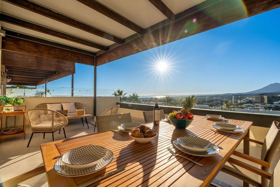 Day, Natural landscape, View (from property/room), Balcony/Terrace, Seating area, Dining area, Food, Mountain view