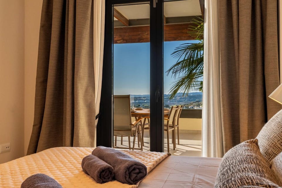 Natural landscape, View (from property/room), Balcony/Terrace, Bedroom, Sea view, towels