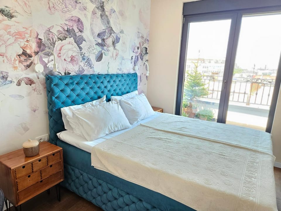 Bed, View (from property/room), Photo of the whole room, Bedroom, City view