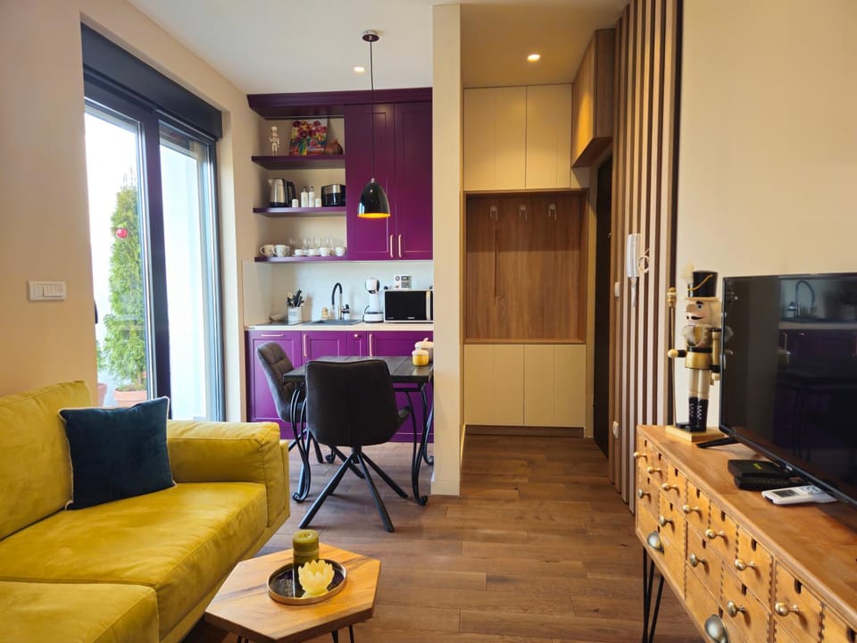 TV and multimedia, Coffee/tea facilities, Kitchen or kitchenette, Seating area, Dining area, microwave, pet friendly, stove, toaster