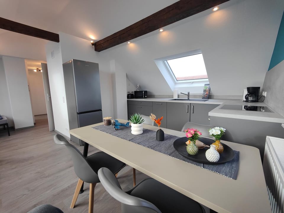 Kitchen or kitchenette, Living room, Food and drinks, Seating area, Dining area