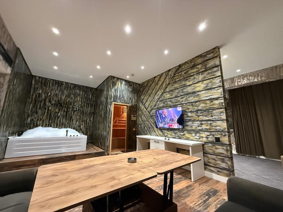 Communal lounge/ TV room, TV and multimedia, Living room, Photo of the whole room, Seating area, Evening entertainment