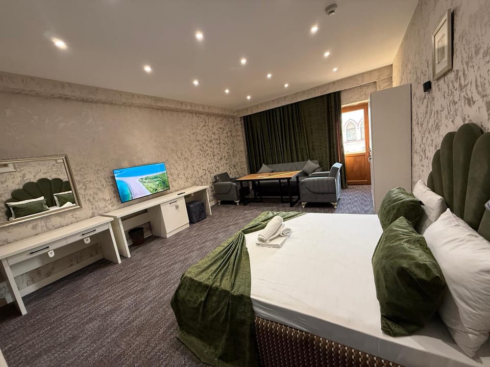 Communal lounge/ TV room, Bed, TV and multimedia, Living room, Photo of the whole room, Seating area, Evening entertainment, Bedroom