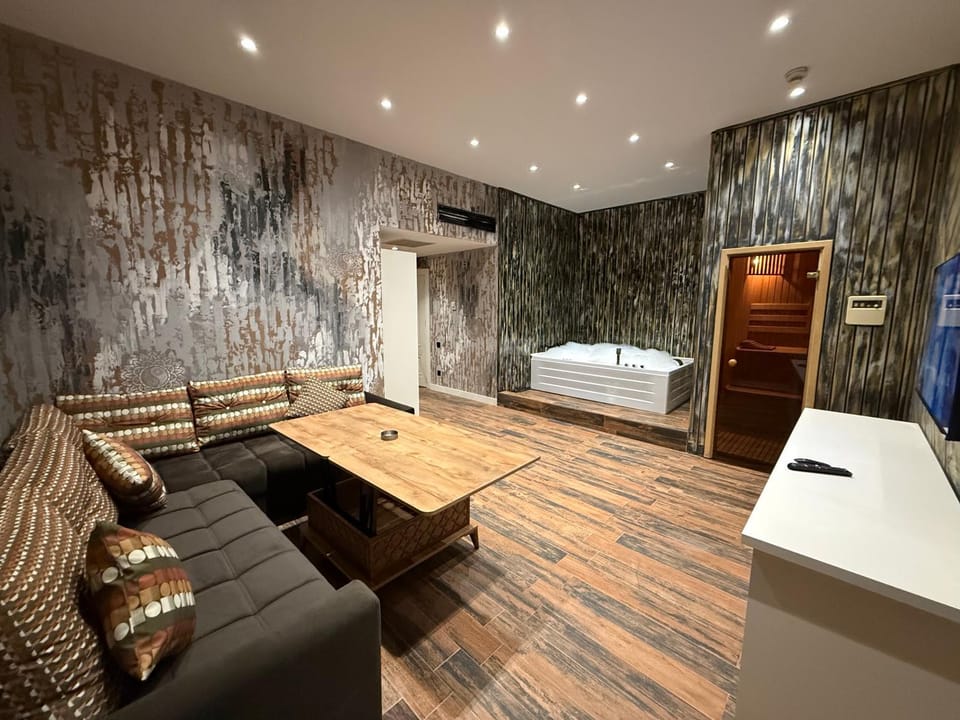 Bed, TV and multimedia, Living room, Photo of the whole room, Seating area, Bedroom