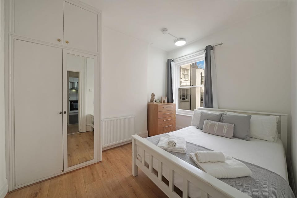 Comfortable flat for 10 near Paddington Apartment in City of Westminster