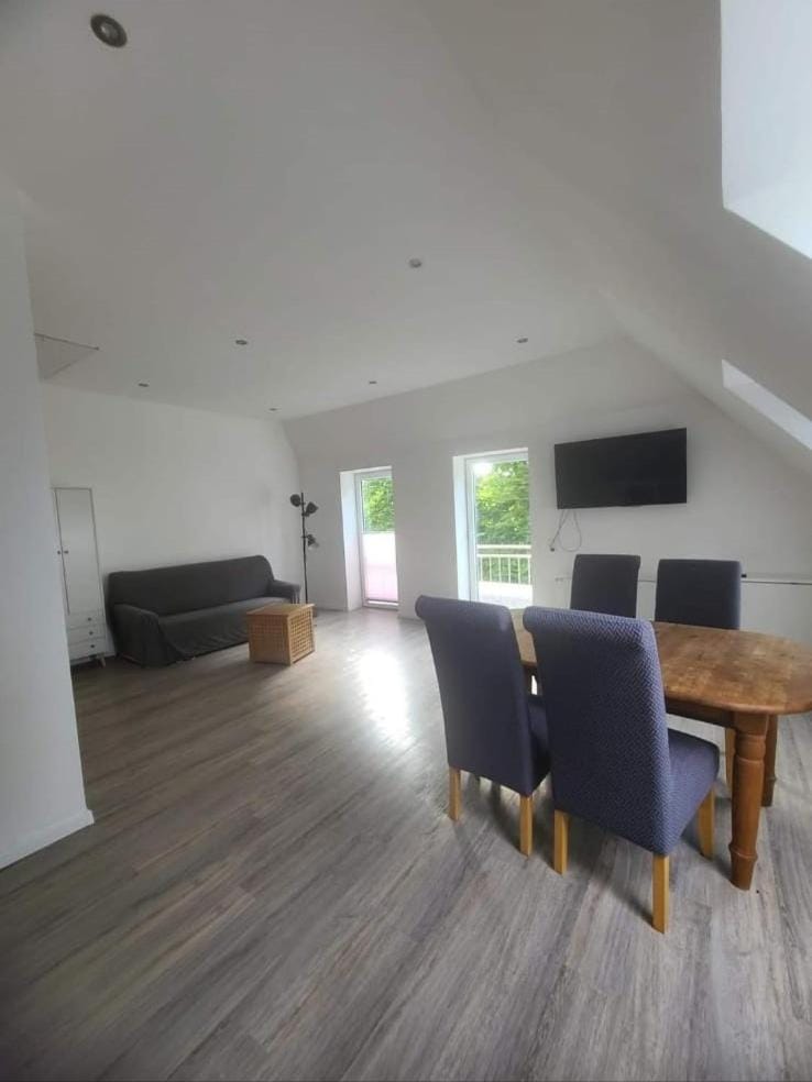 TV and multimedia, Living room, Seating area, Dining area