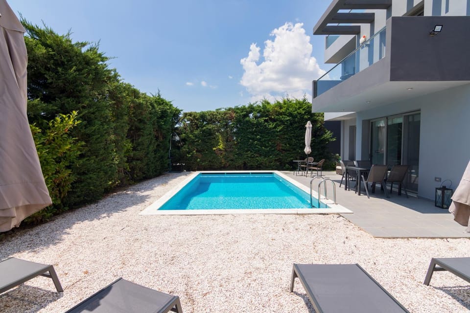 Pool view, Swimming pool, sunbed