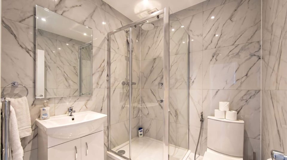 MAGICAL MARBLE 3 BEDROOM KNIGHTSBRIDGE GOLDEN APARTMENt Apartment in City of Westminster