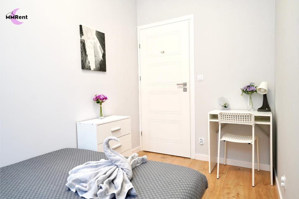 Bed, Photo of the whole room, towels