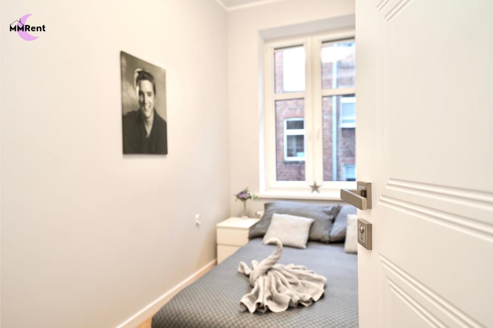 Bed, Photo of the whole room, towels