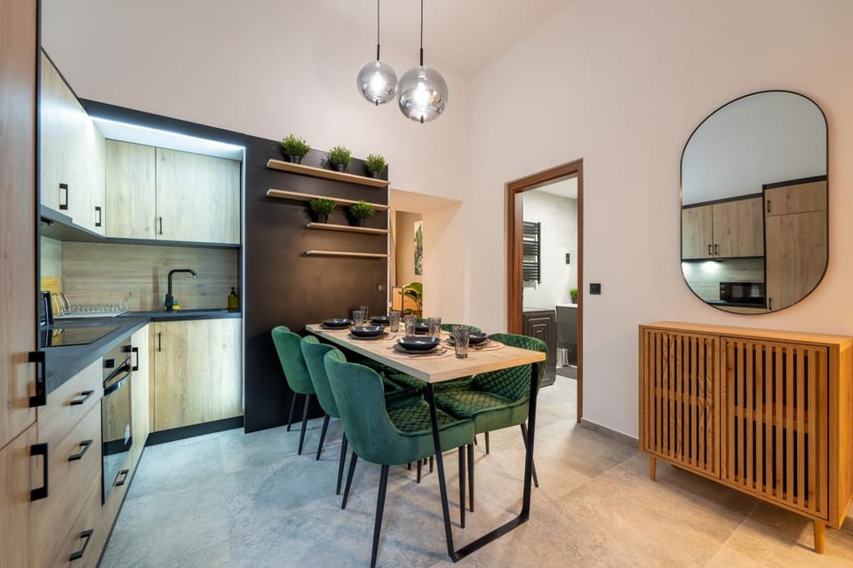 Kitchen or kitchenette, Dining area, oven