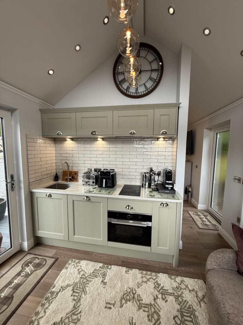 Coffee/tea facilities, Kitchen or kitchenette, oven, stove, toaster