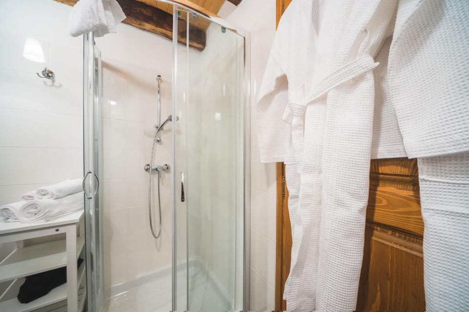Shower, Bathroom, towels
