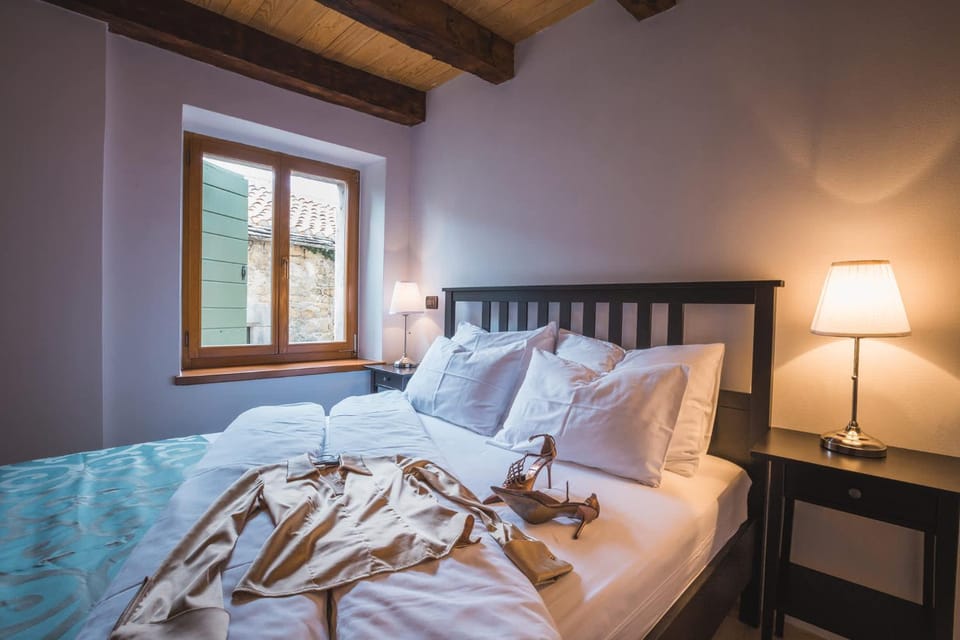 Bed, Photo of the whole room, Decorative detail, Bedroom