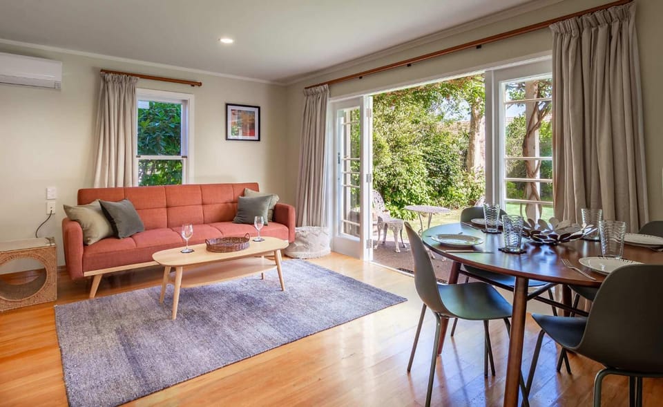 Black Cottage - Beautiful Central Cottage for Two Apartment in Rotorua