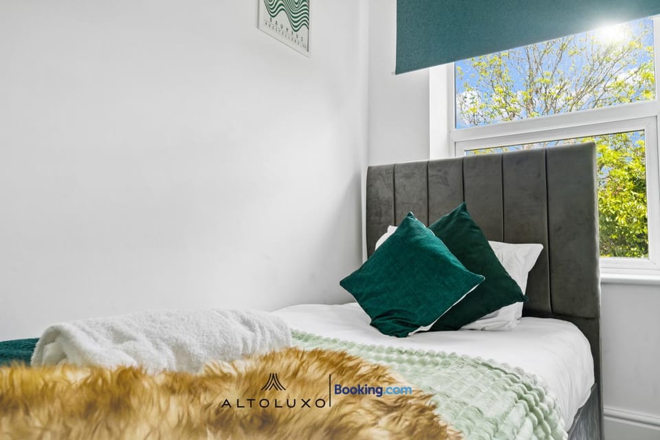BauHaus 4 Bedroom House By AltoLuxoExperience Short Lets & Serviced Accommodation With Free Parking House in Bristol