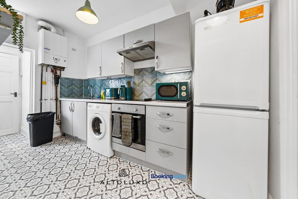BauHaus 4 Bedroom House By AltoLuxoExperience Short Lets & Serviced Accommodation With Free Parking House in Bristol