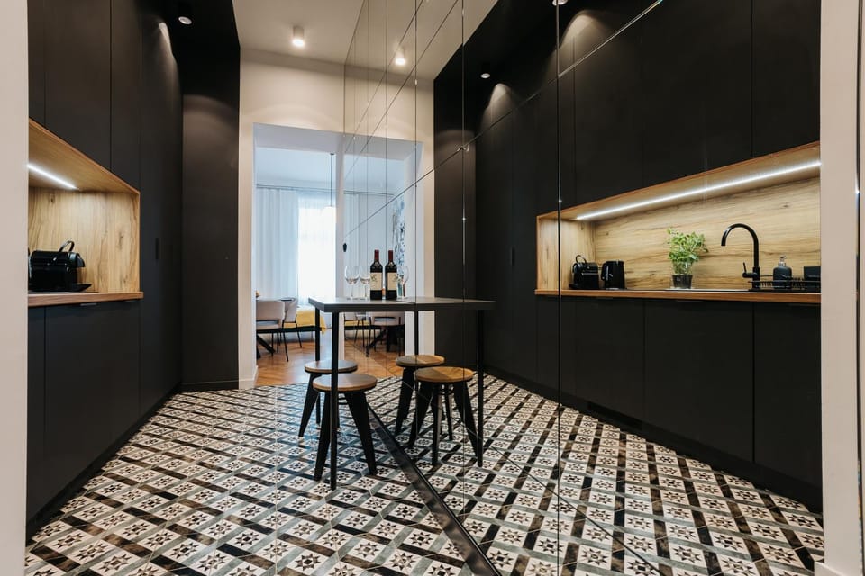 Kitchen or kitchenette, Dining area