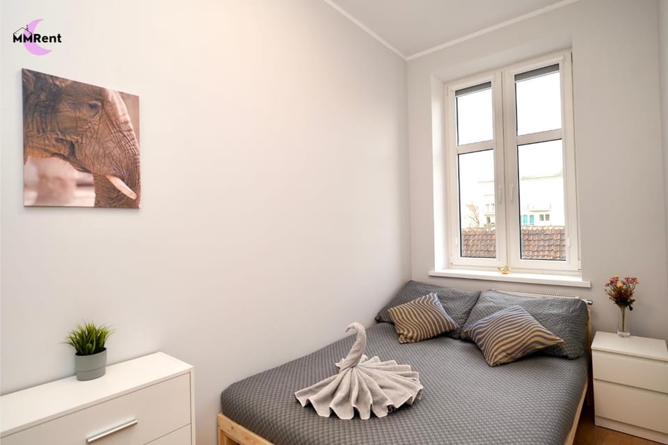 Bed, Photo of the whole room, towels