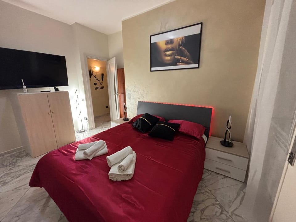 Bed, Bedroom, towels