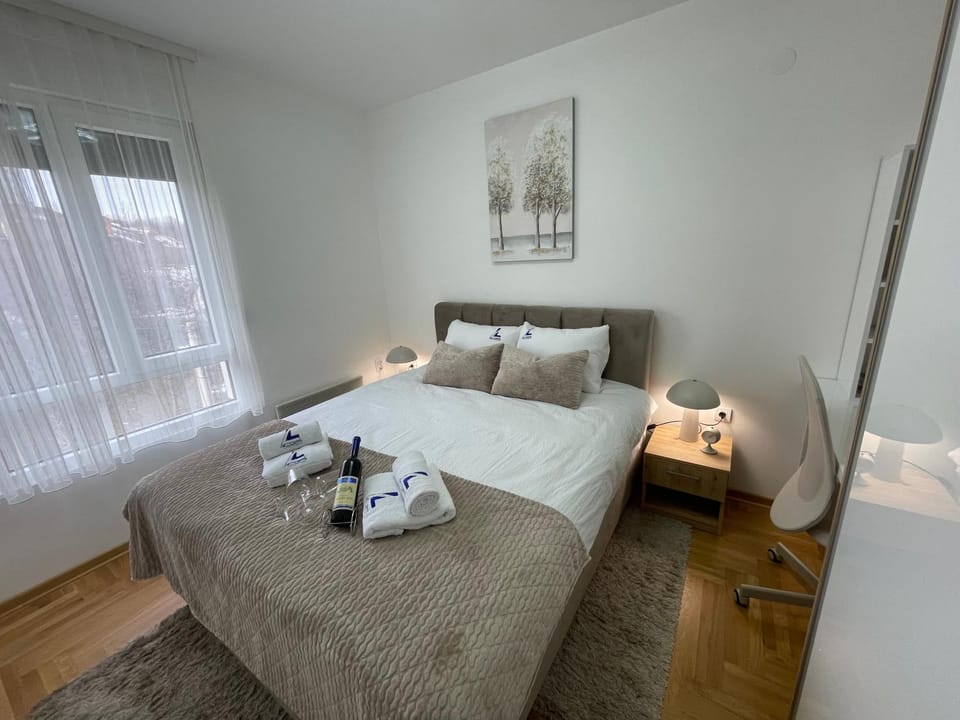 Bed, Photo of the whole room, Bedroom, towels