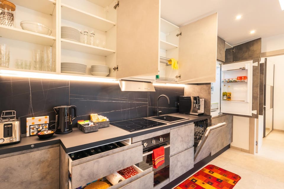 Coffee/tea facilities, Kitchen or kitchenette, dishwasher, oven, stove, toaster