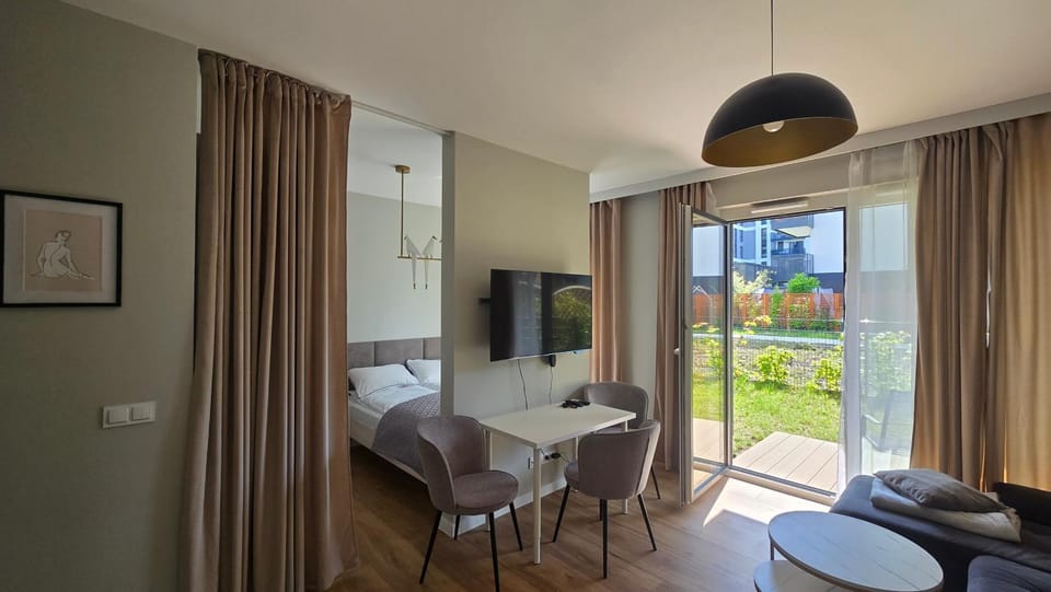 TV and multimedia, Living room, Seating area, Bedroom