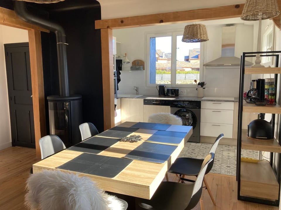 Kitchen or kitchenette, Dining area