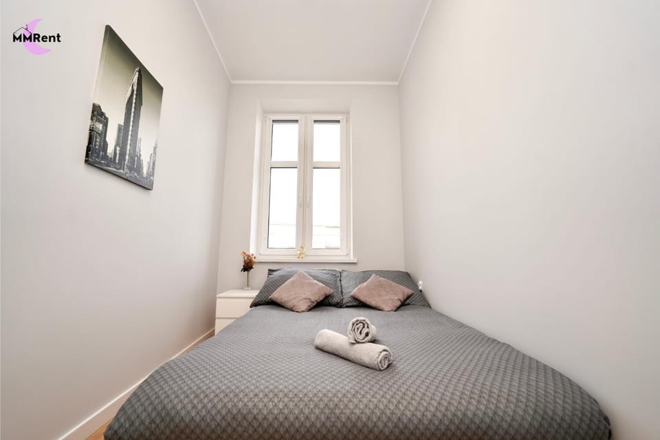 Bed, Photo of the whole room, towels